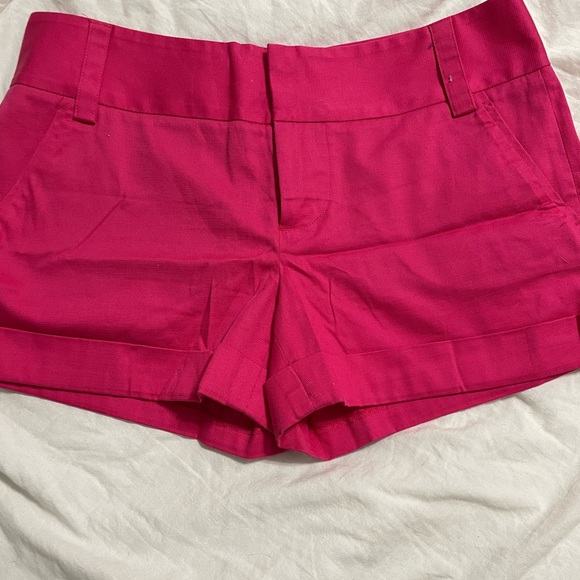 Fuchsia cuffed hem Alice + Olivia shorts - Picture 2 of 2